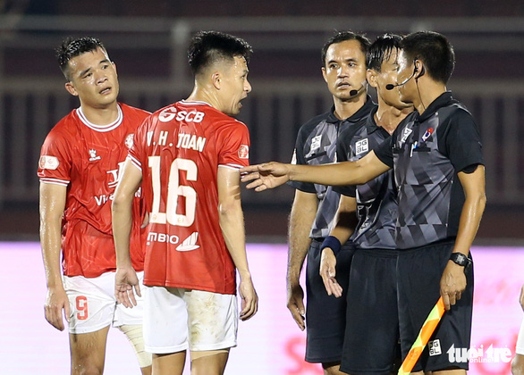 Trọng tài bị cầu thủ TP.HCM tìm đến phản ứng sau trận thua Bình Định - Ảnh 4.