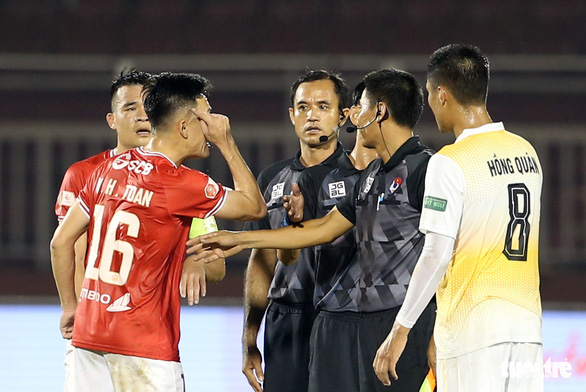 Trọng tài bị cầu thủ TP.HCM tìm đến phản ứng sau trận thua Bình Định - Ảnh 5.
