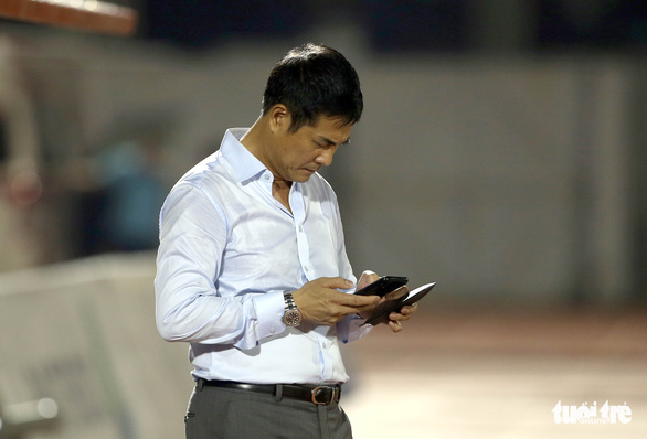 Trọng tài bị cầu thủ TP.HCM tìm đến phản ứng sau trận thua Bình Định - Ảnh 6.