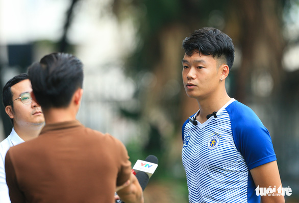 Thành Chung ký hợp đồng với Hà Nội FC, phí lót tay hơn 10 tỉ đồng - Ảnh 1.