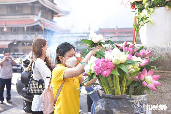 Viếng chùa mùa Vu Lan: Người thả cá phóng sanh, kẻ chực chờ... chích điện - Ảnh 2.