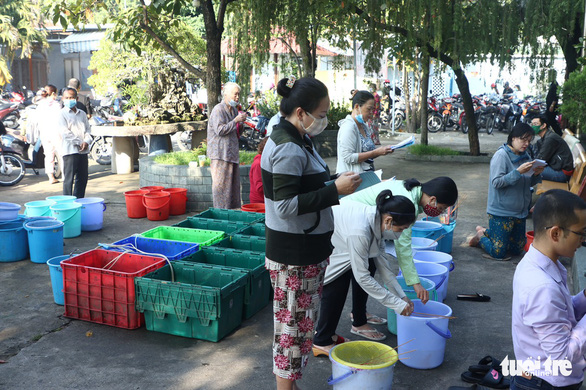 Viếng chùa mùa Vu Lan: Người thả cá phóng sanh, kẻ chực chờ... chích điện - Ảnh 9.