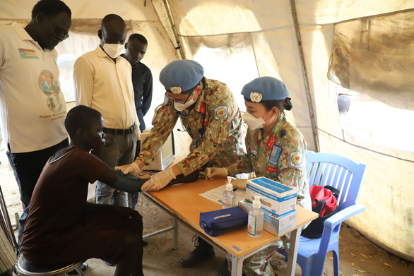 Khám, cấp phát thuốc miễn phí cho 200 người dân Nam Sudan chịu ảnh hưởng mưa lũ - Ảnh 1.