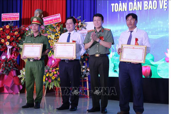Thứ trưởng Bộ Công an dự Ngày hội Toàn dân bảo vệ an ninh Tổ quốc tại Ninh Hòa - Ảnh 1.