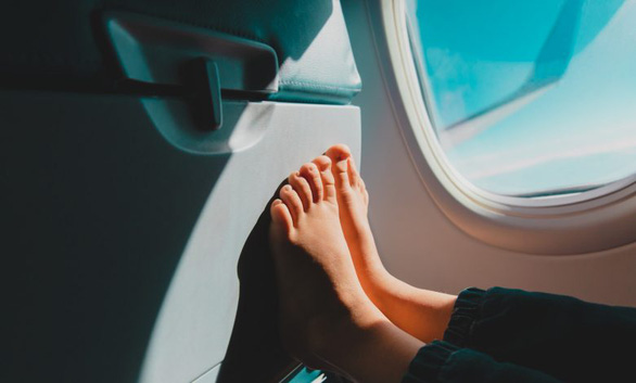 Vì sao bạn nên tránh đi chân trần trên máy bay?