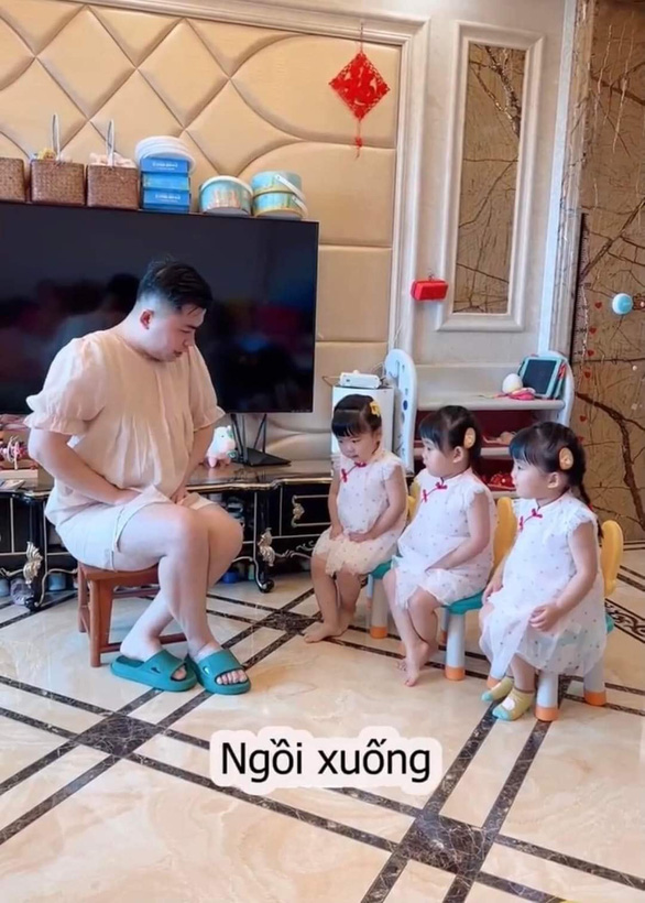 Bố dạy 3 con gái cách ngồi chuẩn dáng công chúa - Ảnh 5.
