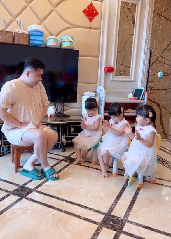 Bố dạy 3 con gái cách ngồi chuẩn dáng công chúa - Ảnh 6.