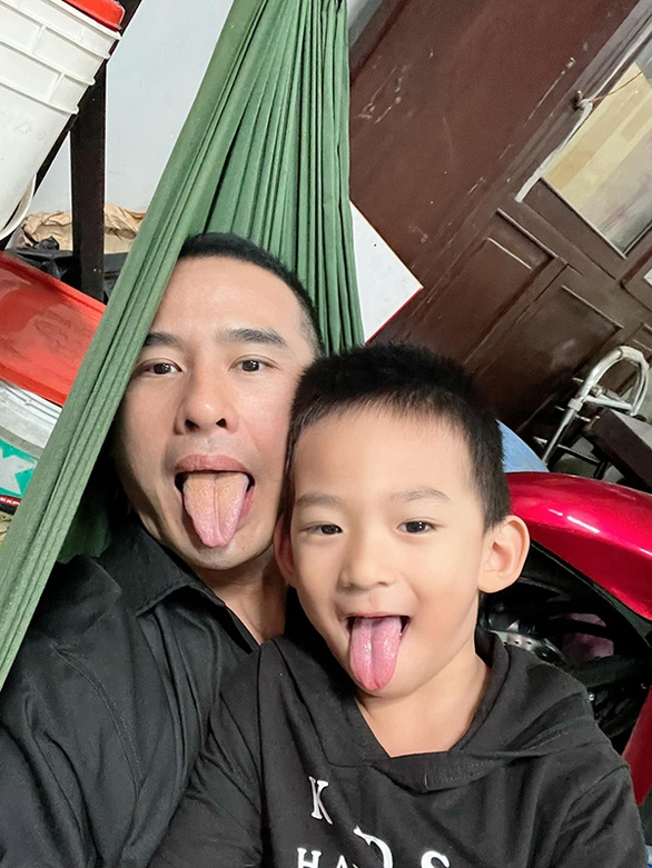 Ảnh vui sao Việt 13-8: Minh Dự ‘chờ mỏi cổ không ai hôn’ - Ảnh 2. Ảnh vui sao Việt 13-8: Minh Dự ‘chờ mỏi cổ không ai hôn’ - Ảnh 2.