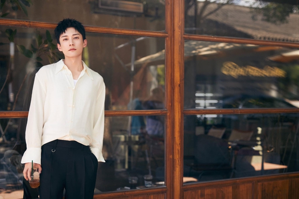 Dương Tử bị bắt gặp ‘ăn bánh kem hai người với Lưu Học Nghĩa và màn phủ nhận ‘đi vào lòng đất’ - Ảnh 3. Dương Tử bị bắt gặp ‘ăn bánh kem hai người với Lưu Học Nghĩa và màn phủ nhận ‘đi vào lòng đất’ - Ảnh 3.