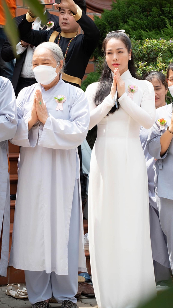Ảnh vui sao Việt 13-8: Minh Dự ‘chờ mỏi cổ không ai hôn’ - Ảnh 7. Ảnh vui sao Việt 13-8: Minh Dự ‘chờ mỏi cổ không ai hôn’ - Ảnh 7.