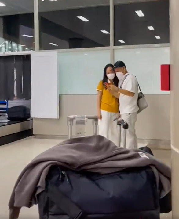 Cô gái mặc áo vàng quần trắng sống ảo trên băng chuyền hành lý - Ảnh 2.