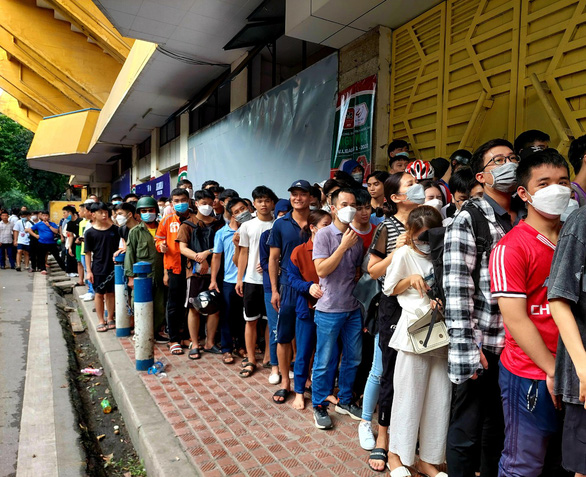 Xếp hàng mua vé trận siêu kinh điển Hà Nội - Hoàng Anh Gia Lai, giá vé chợ đen tăng gấp 3-5 lần - Ảnh 1.