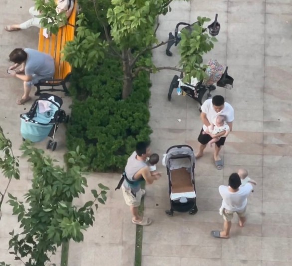 Ảnh vui 14-8: Ngoại chỉ cách kẻ chân mày bằng cái móc quần áo - Ảnh 2. Ảnh vui 14-8: Ngoại chỉ cách kẻ chân mày bằng cái móc quần áo - Ảnh 2.
