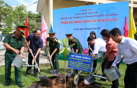 Lãnh đạo TP.HCM trồng cây bàng vuông do nhân dân Trường Sa gửi tặng - Ảnh 1.