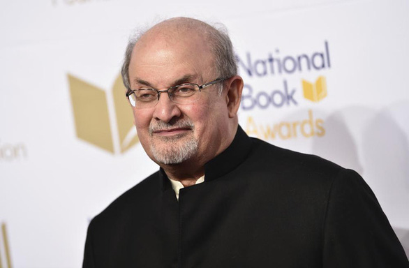 Nhà văn Salman Rushdie cai máy thở, có thể nói chuyện - Ảnh 1.