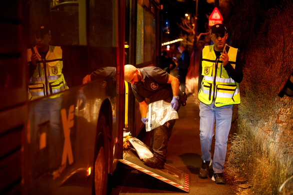 Xả súng vào xe buýt ở thành cổ Jerusalem, ít nhất 7 người bị thương - Ảnh 1.