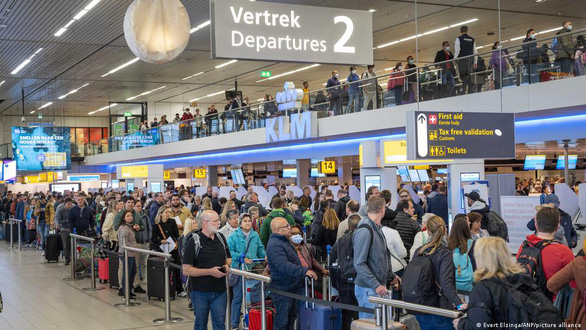 Sân bay quốc tế chính của Hà Lan bồi thường cho khách bị lỡ chuyến - Ảnh 1.