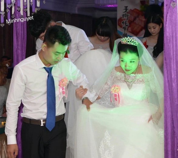 Ảnh vui 16-8: Chàng trai lạc lõng giữa 3 cặp đôi hạnh phúc - Ảnh 7. Ảnh vui 16-8: Chàng trai lạc lõng giữa 3 cặp đôi hạnh phúc - Ảnh 7.