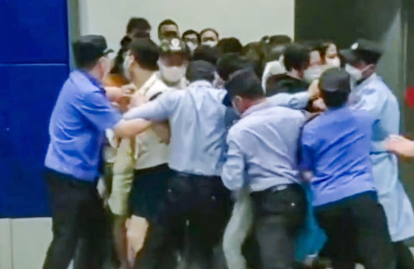 Dân Thượng Hải tháo chạy khỏi cửa hàng Ikea bị phong tỏa vì có người mắc COVID-19 - Ảnh 2.