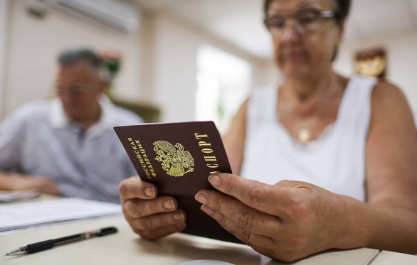 Phe thân Nga ở Ukraine nói đã nhận gần 50.000 đơn xin cấp hộ chiếu Nga - Ảnh 1.