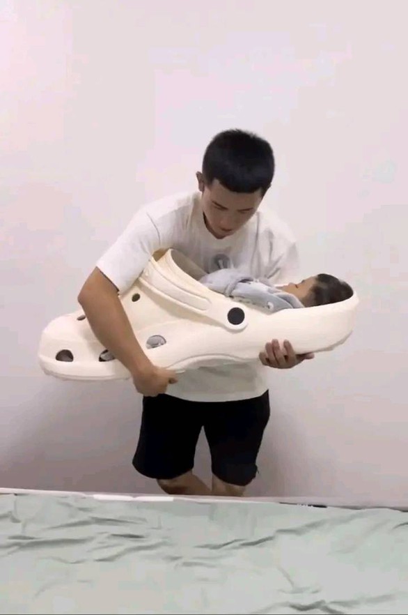 Ảnh vui 17-8: Vợ giận chồng xếp gạch xây tường ngăn đôi chiếc giường - Ảnh 2. Ảnh vui 17-8: Vợ giận chồng xếp gạch xây tường ngăn đôi chiếc giường - Ảnh 2.