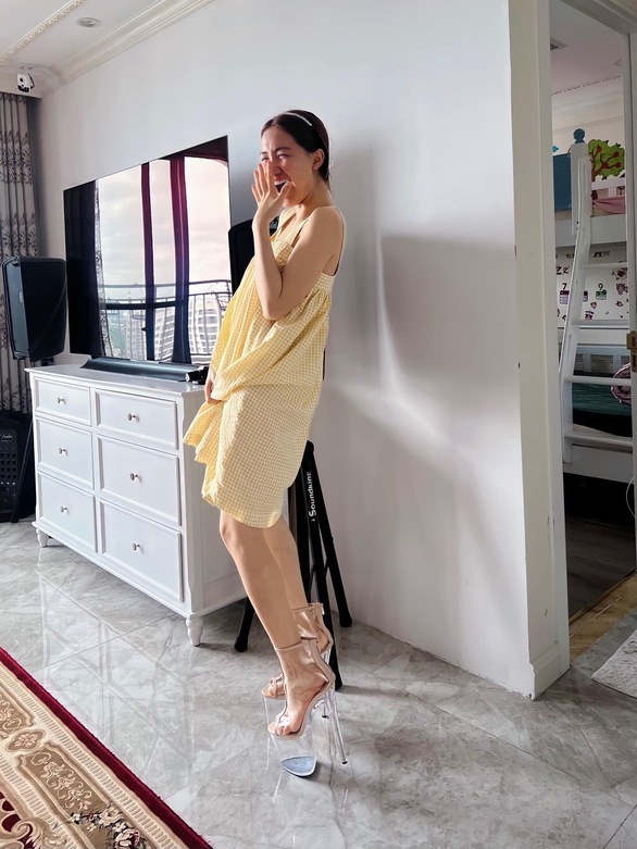 Hoàng Thùy tặng sinh nhật giày tăng chiều cao khiến Hòa Minzy phát cuồng - Ảnh 3. Hoàng Thùy tặng sinh nhật giày tăng chiều cao khiến Hòa Minzy phát cuồng - Ảnh 3.