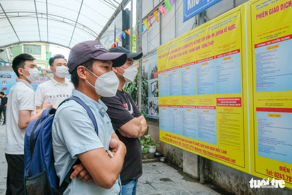 Doanh nghiệp ở TP.HCM, Hà Nội ráo riết tìm lao động vì quá thiếu hụt - Ảnh 2.