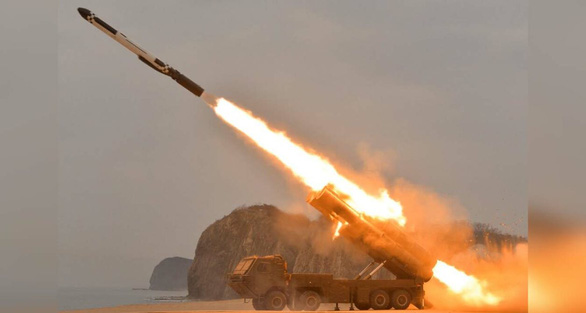Yonhap: Triều Tiên phóng 2 tên lửa hành trình - Ảnh 1.
