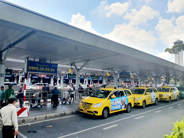 Tân Sơn Nhất mạnh tay xử lý taxi, xe công nghệ hét giá trời ơi với khách - Ảnh 1.