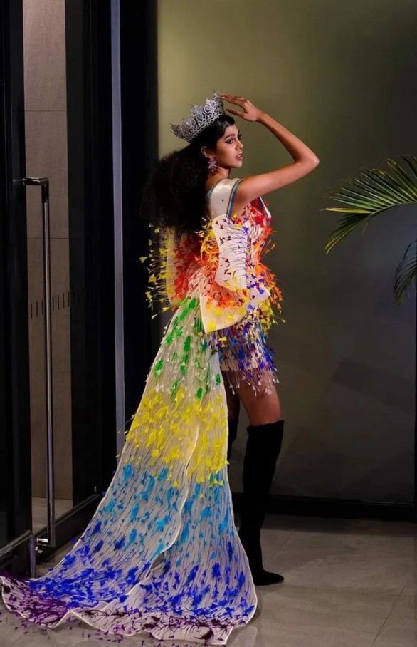 Miss Campuchia xin lỗi fan Việt vì mặc váy pha-ke của NTK Việt - Ảnh 4. Miss Campuchia xin lỗi fan Việt vì mặc váy pha-ke của NTK Việt - Ảnh 4.