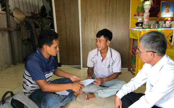Báo Tuổi Trẻ tiếp tục hỗ trợ gia đình các ngư dân tử nạn trong vụ chìm tàu cá ở Bình Thuận - Ảnh 1.