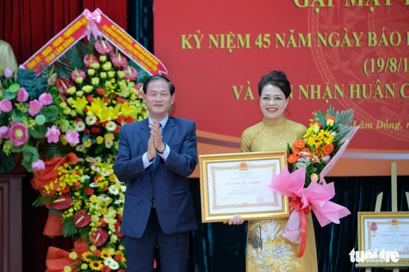 Báo Lâm Đồng đón nhận Huân chương Lao động hạng nhì - Ảnh 1.