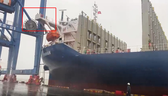 Tạm giữ một tàu hàng nước ngoài va chạm gây hỏng trụ cẩu giàn ở cảng Đình Vũ - Ảnh 1.