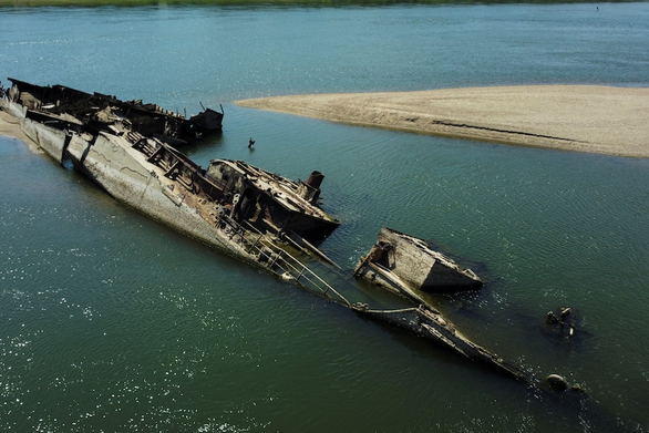 Hạn hán làm lộ xác hàng chục tàu chiến từ Thế chiến thứ II trên sông Danube - Ảnh 1.