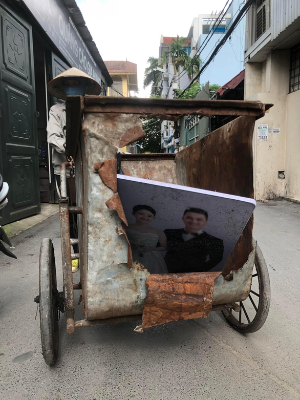 Ảnh vui 2-8: Cô đồng nát chở kỷ vật tình yêu ra... bãi rác - Ảnh 1. Ảnh vui 2-8: Cô đồng nát chở kỷ vật tình yêu ra... bãi rác - Ảnh 1.