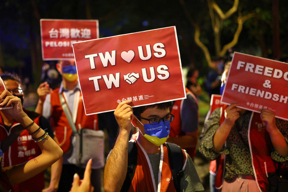 Hai thái cực ở Đài Loan khi bà Pelosi đến - Ảnh 1.