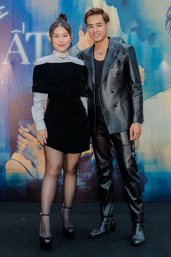 Hòa Minzy hỏi Cao Thái Hà: Vì sao lại vì tiền bỏ rơi người mình yêu? - Ảnh 3. Hòa Minzy hỏi Cao Thái Hà: Vì sao lại vì tiền bỏ rơi người mình yêu? - Ảnh 3.