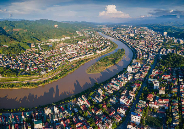 Nắng nóng ở nơi con sông Hồng chảy vào đất Việt, nhiệt độ cao kỷ lục trong 65 năm qua - Ảnh 1.