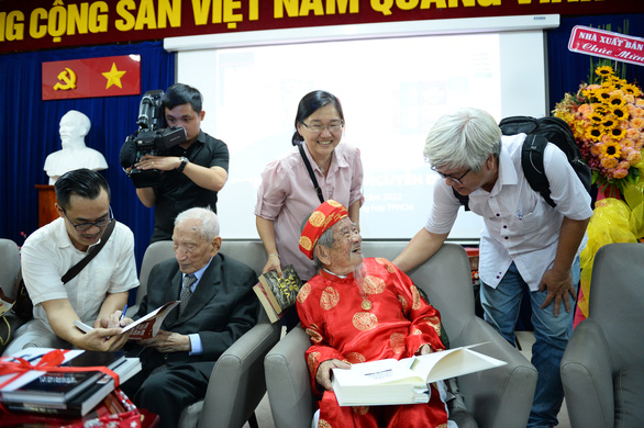 Hai sử gia trăm tuổi Nguyễn Đình Đầu, Nguyễn Đình Tư và cuộc trò chuyện có một không hai - Ảnh 8.