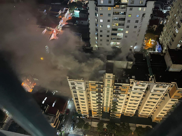 Cháy chung cư ở Hà Nội, 15 người thoát nạn - Ảnh 1.