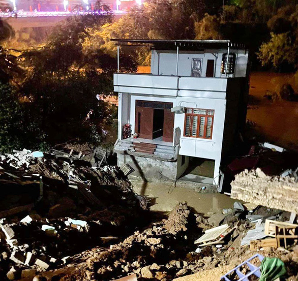 Nhà sập, trôi xuống sông trong đêm do mưa lớn ở Lạng Sơn - Ảnh 1.