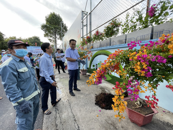 Quận Phú Nhuận: Đường bẩn thành đường hoa, nắp cống hóa tranh vẽ - Ảnh 3.