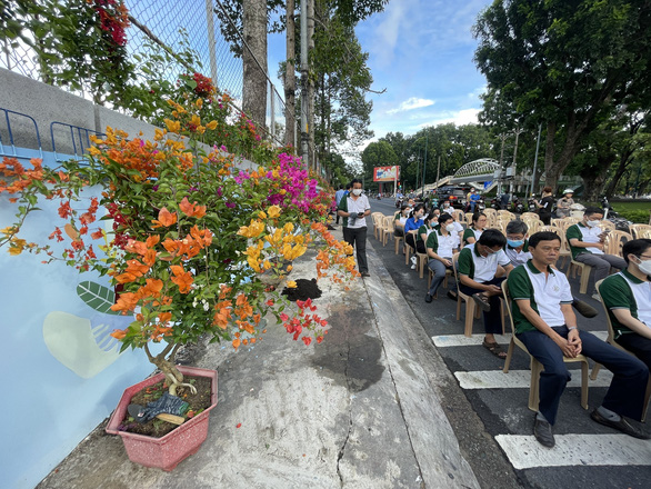 Quận Phú Nhuận: Đường bẩn thành đường hoa, nắp cống hóa tranh vẽ - Ảnh 4.
