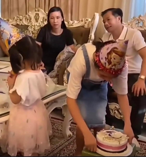 Bé 5 tuổi khóc như mưa vì bị khách ngồi lên bánh sinh nhật - Ảnh 1. Bé 5 tuổi khóc như mưa vì bị khách ngồi lên bánh sinh nhật - Ảnh 1.