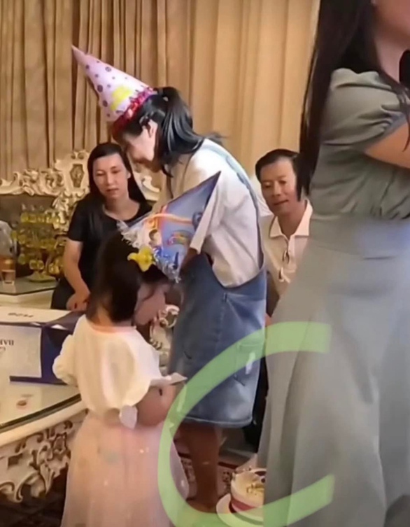 Bé 5 tuổi khóc như mưa vì bị khách ngồi lên bánh sinh nhật - Ảnh 2. Bé 5 tuổi khóc như mưa vì bị khách ngồi lên bánh sinh nhật - Ảnh 2.