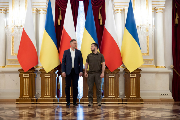 Tổng thống Ba Lan thăm Ukraine lần 3 kể từ xung đột, bàn viện trợ quân sự - Ảnh 1.