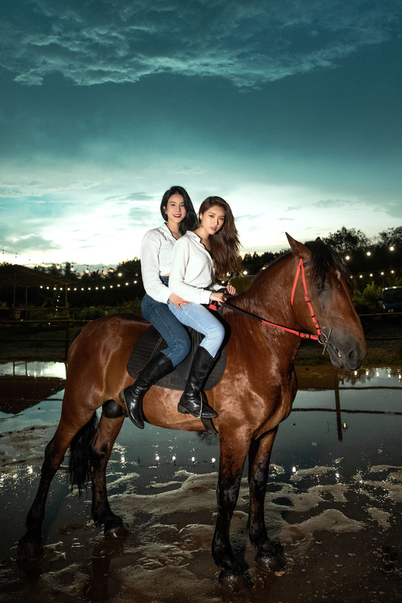 Thanh Thanh Huyền và Diệp Lâm Anh khoe dáng gợi cảm, đua ngựa ướt sũng dưới mưa - Ảnh 8.