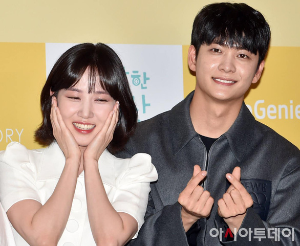 Kang Tae Oh tiết lộ quả ngọt nhận được nhờ đóng phim Nữ luật sư kỳ lạ Woo Young Woo - Ảnh 3. Kang Tae Oh tiết lộ quả ngọt nhận được nhờ đóng phim Nữ luật sư kỳ lạ Woo Young Woo - Ảnh 3.
