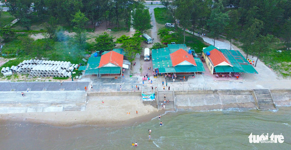 Cửa Lò ra ‘tối hậu thư’ giải tỏa hàng trăm kiôt, dành bãi biển cho cộng đồng - Ảnh 1.