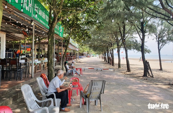 Cửa Lò ra ‘tối hậu thư’ giải tỏa hàng trăm kiôt, dành bãi biển cho cộng đồng - Ảnh 2. Cửa Lò ra ‘tối hậu thư’ giải tỏa hàng trăm kiôt, dành bãi biển cho cộng đồng - Ảnh 2.